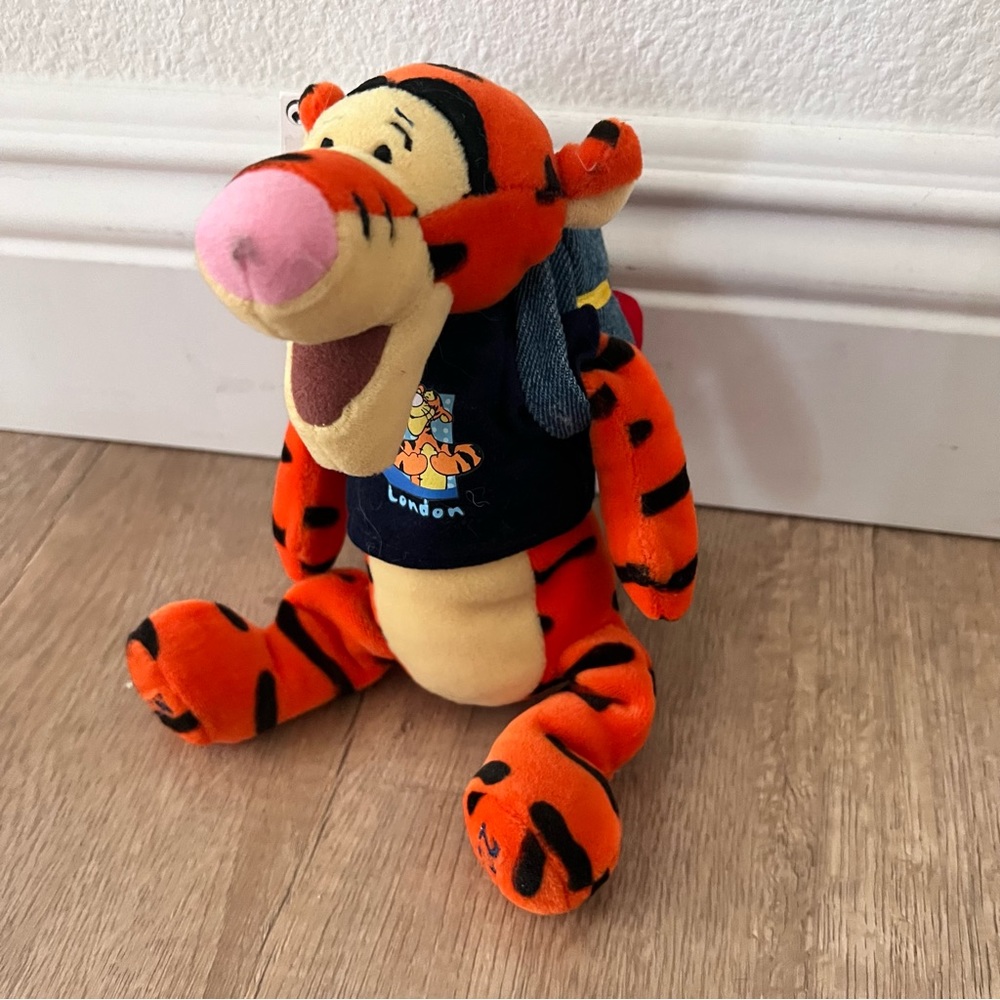 2002 London Disney Winnie The Pooh Tigger With Backbag 9" Plush Toy NWT RARE